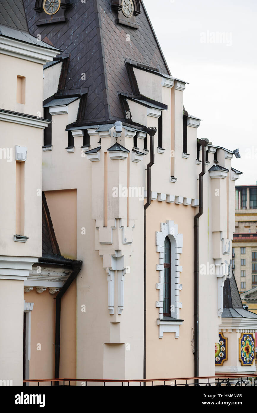 Ancien bâtiment de plusieurs étages avec windows Banque D'Images