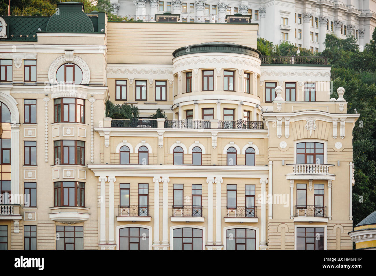 Ancien bâtiment de plusieurs étages avec windows Banque D'Images