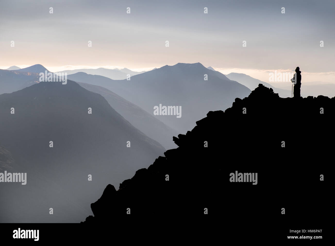 Buchaille Etive Beag sur Hillwalker dans les Highlands écossais, montagnes brumeuses en distance de recul Banque D'Images