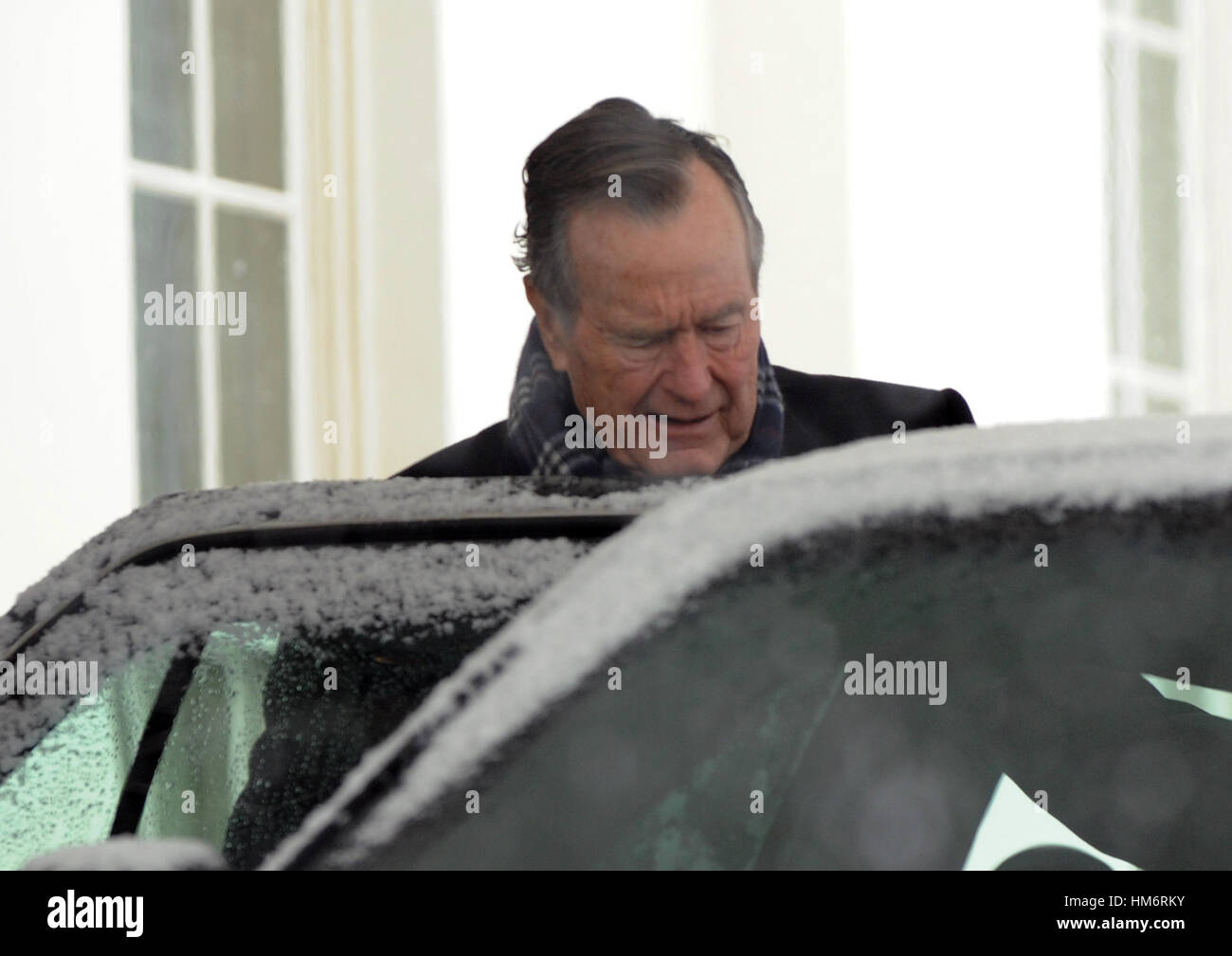 L'ancien Président des États-Unis George H. W. Bush quitte l'aile ouest de la Maison Blanche après que lui et son fils et l'ancien gouverneur de Floride Jeb Bush s'est entretenu avec le président américain Barack Obama à Washington, D.C. le samedi, 30 janvier 2010. .Crédit : Alexis C. G Banque D'Images