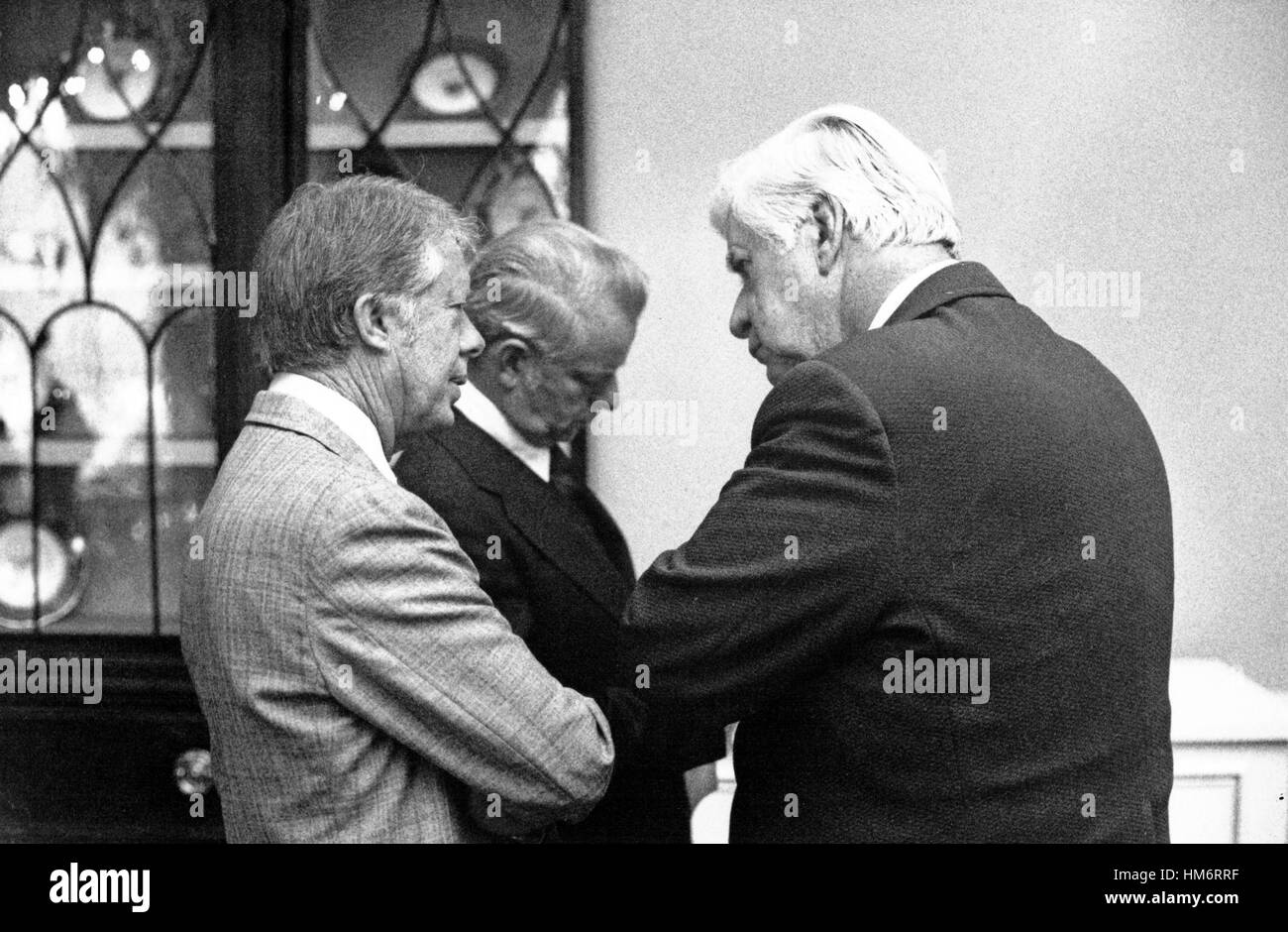 Le président des États-Unis Jimmy Carter parle avec le président de la Chambre des représentants des États-Unis Thomas P. 'Astuce' O'Neill (démocrate du Massachusetts) et leader de la majorité au sénat américain Robert Byrd (démocrate de la Virginie de l'Ouest) à la suite de la du Congrès démocratique Banque D'Images