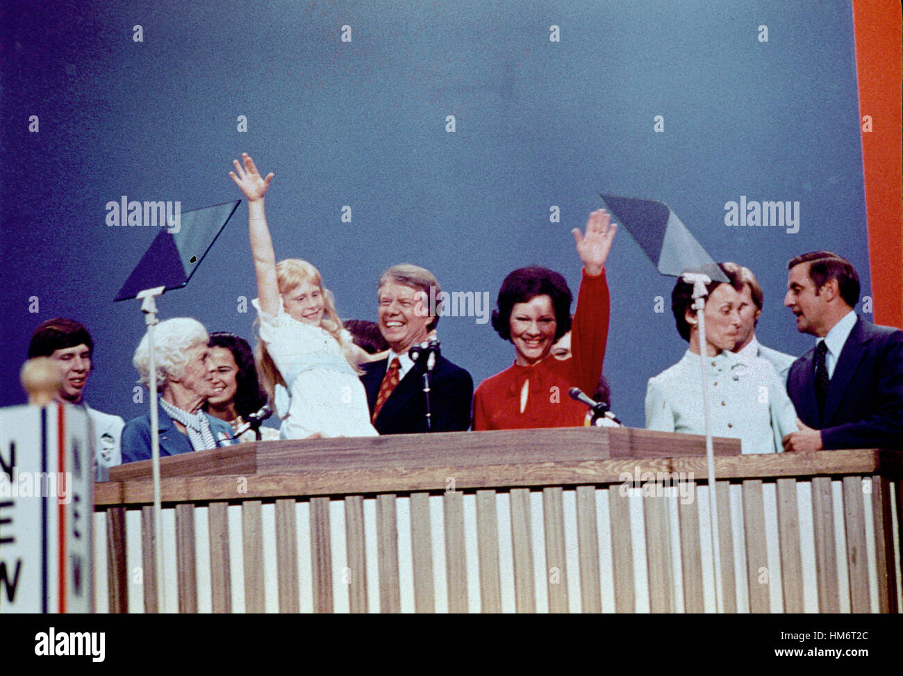 Gouverneur Jimmy Carter (démocrate de la Géorgie), le Parti démocratique de 1976 pour le président des États-Unis, à la suite de son discours d'acceptation à la Convention démocratique de 1976 au Madison Square Garden, New York, New York le 15 juillet 1976. De gauche t Banque D'Images