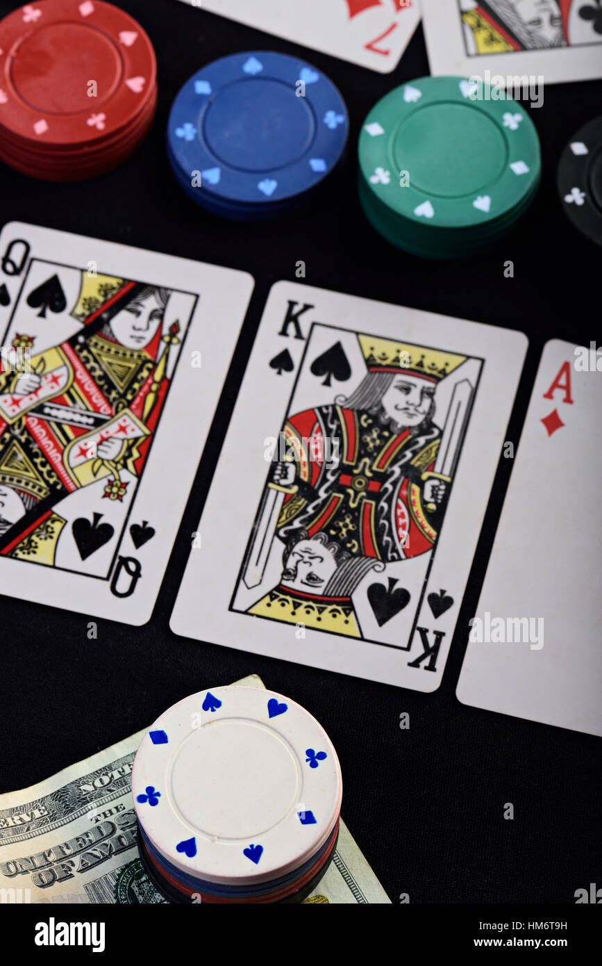 Gamble jeu avec Jetons et cartes sur table noir Banque D'Images