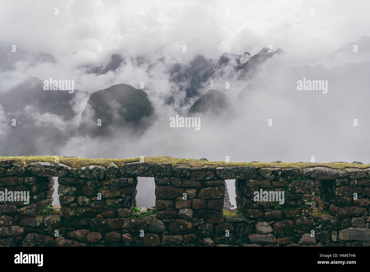 High angle view remparts contre les montagnes à Machu picchu pendant temps de brouillard Banque D'Images