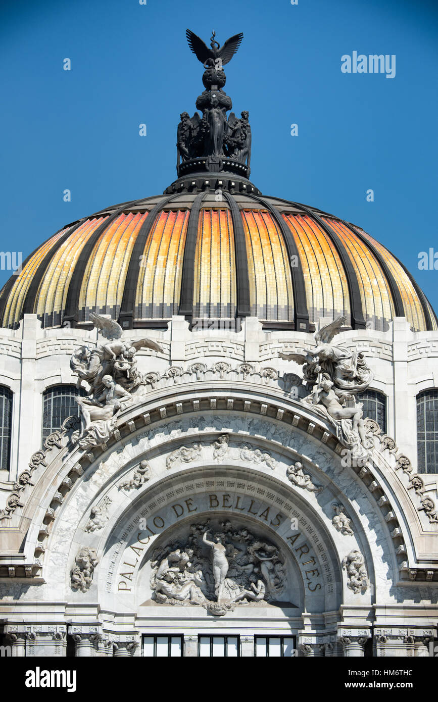 Palacio de Bellas Artes sculpture la Armonia Mexico // MEXICO CITY, MEXICO — la Armonía (harmonie), sculpture allégorique créée par le sculpteur italien Leonardo Bistolfi en 1910, occupe la position centrale du fronton du Palacio de Bellas Artes. Ce travail représente l'unification de diverses disciplines artistiques, reflétant le rôle du bâtiment en tant que centre culturel principal du Mexique. La sculpture fait partie du programme décoratif original du palais commandé pendant l'ère Porfiriato sous le président Porfirio Díaz. La composition classique de Bistolfi démontre l'artisti européen Banque D'Images