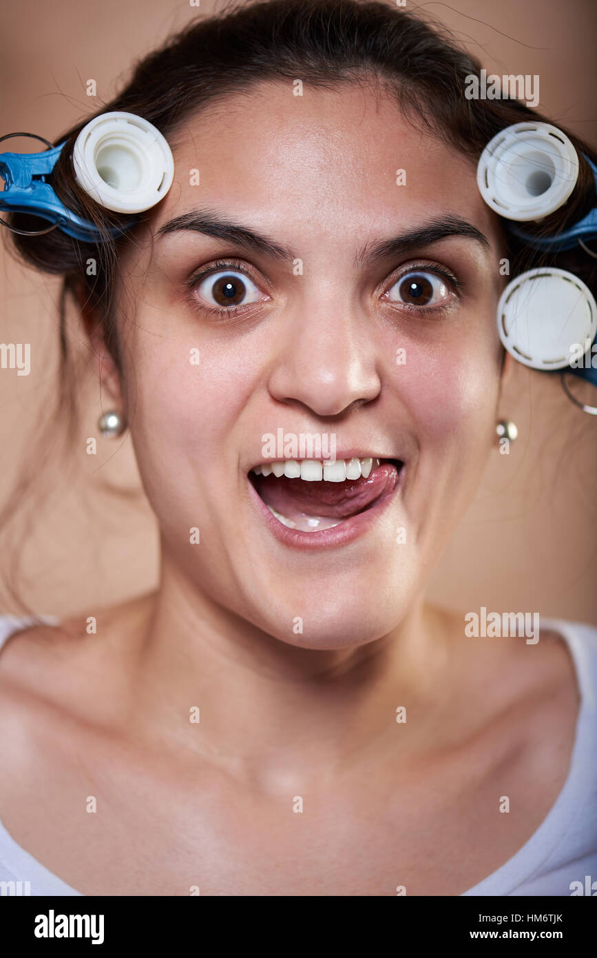 Close up portrait of young girl crazy avec curler Banque D'Images