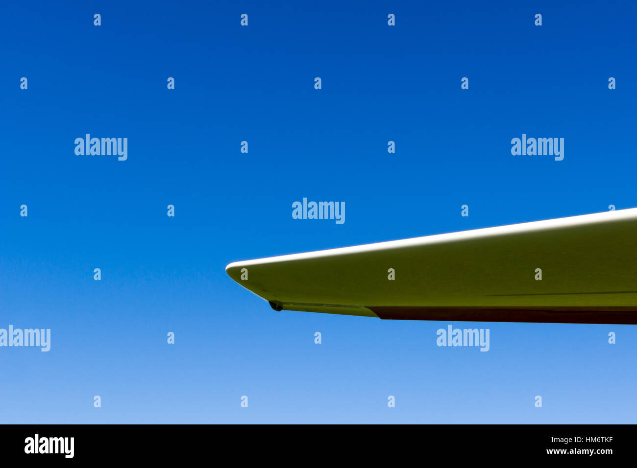 Aile d'avion planeur avec gouvernail noir sur fond de ciel bleu. L'espace pour le texte sur le ciel bleu, Frederikssund, Danemark, le 27 août 2016, Banque D'Images