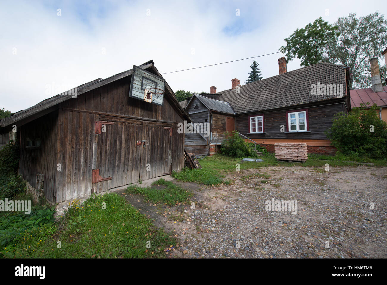 Un conseil de basket-ball sur un vieux chalet en bois dans un jardin clos, Cēsis, Lettonie Banque D'Images