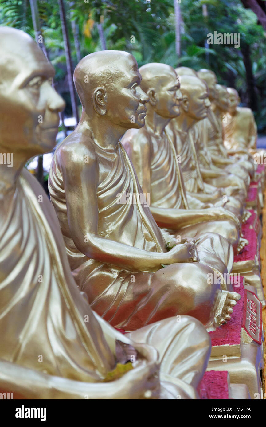 Close-up de statues en or de Wat Pho Banque D'Images