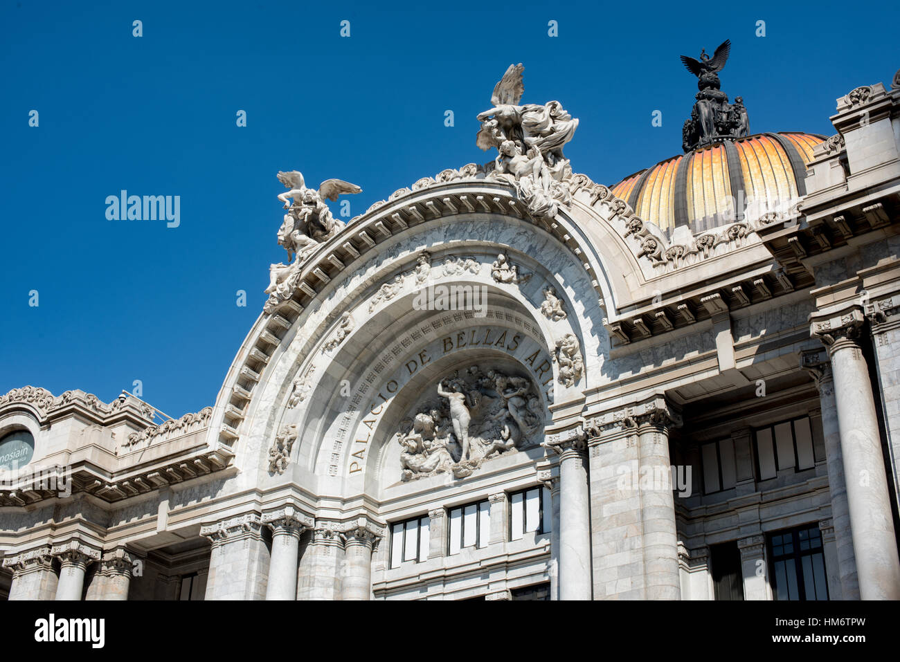 Palacio de Bellas Artes sculpture la Armonia Mexico // MEXICO CITY, MEXICO — la Armonía (harmonie), sculpture allégorique créée par le sculpteur italien Leonardo Bistolfi en 1910, occupe la position centrale du fronton du Palacio de Bellas Artes. Ce travail représente l'unification de diverses disciplines artistiques, reflétant le rôle du bâtiment en tant que centre culturel principal du Mexique. La sculpture fait partie du programme décoratif original du palais commandé pendant l'ère Porfiriato sous le président Porfirio Díaz. La composition classique de Bistolfi démontre l'artisti européen Banque D'Images