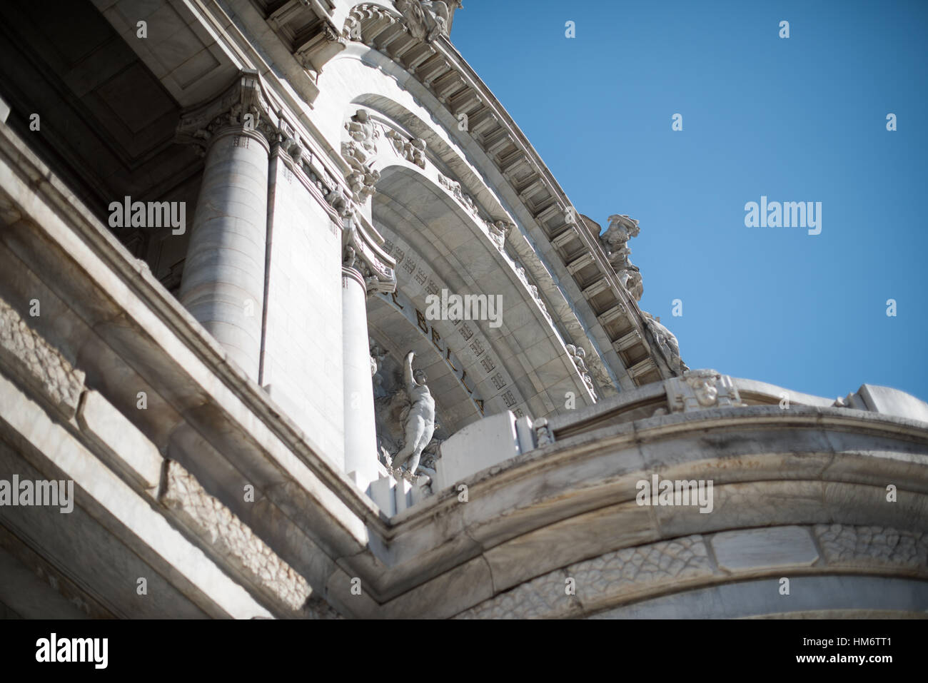 Palacio de Bellas Artes la Armonía sculpture Mexico // MEXICO CITY, MEXICO — la Armonía (harmonie), sculpture allégorique créée par le sculpteur italien Leonardo Bistolfi en 1910, occupe la position centrale du fronton du Palacio de Bellas Artes. Ce travail représente l'unification de diverses disciplines artistiques, reflétant le rôle du bâtiment en tant que centre culturel principal du Mexique. La sculpture fait partie du programme décoratif original du palais commandé pendant l'ère Porfiriato sous le président Porfirio Díaz. La composition classique de Bistolfi démontre l'artisti européen Banque D'Images