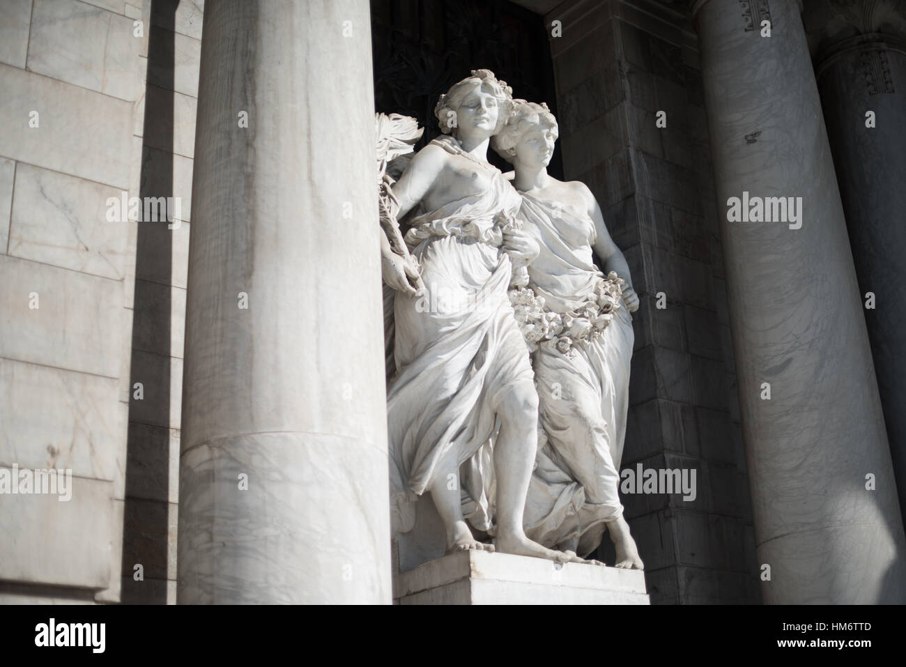 Palacio de Bellas Artes sculptures allégoriques Mexico // MEXICO CITY, Mexique — deux sculptures allégoriques féminines de l'artiste italien Leonardo Bistolfi, représentant la musique et l'inspiration, ornent la façade du Palacio de Bellas Artes. Ces figures classiques complètent le relief lunette de naissance de Vénus de Bistolfi symbolisant l'harmonie, qui est positionné dans le fronton voûté directement au-dessus de l'entrée. Les sculptures font partie du programme décoratif original du palais du début du XXe siècle, créé lorsque le bâtiment a été conçu comme le premier lieu culturel du Mexique. Le Palacio de Bellas Artes Banque D'Images
