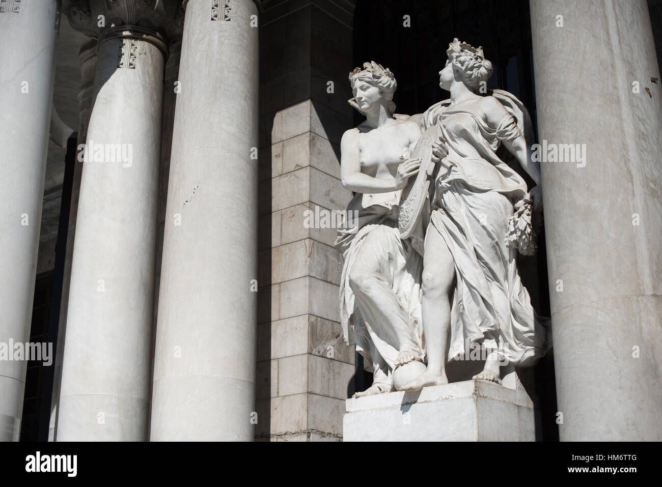 Palacio de Bellas Artes sculptures allégoriques Mexico // MEXICO CITY, Mexique — deux sculptures allégoriques féminines de l'artiste italien Leonardo Bistolfi, représentant la musique et l'inspiration, ornent la façade du Palacio de Bellas Artes. Ces figures classiques complètent le relief lunette de naissance de Vénus de Bistolfi symbolisant l'harmonie, qui est positionné dans le fronton voûté directement au-dessus de l'entrée. Les sculptures font partie du programme décoratif original du palais du début du XXe siècle, créé lorsque le bâtiment a été conçu comme le premier lieu culturel du Mexique. Le Palacio de Bellas Artes Banque D'Images