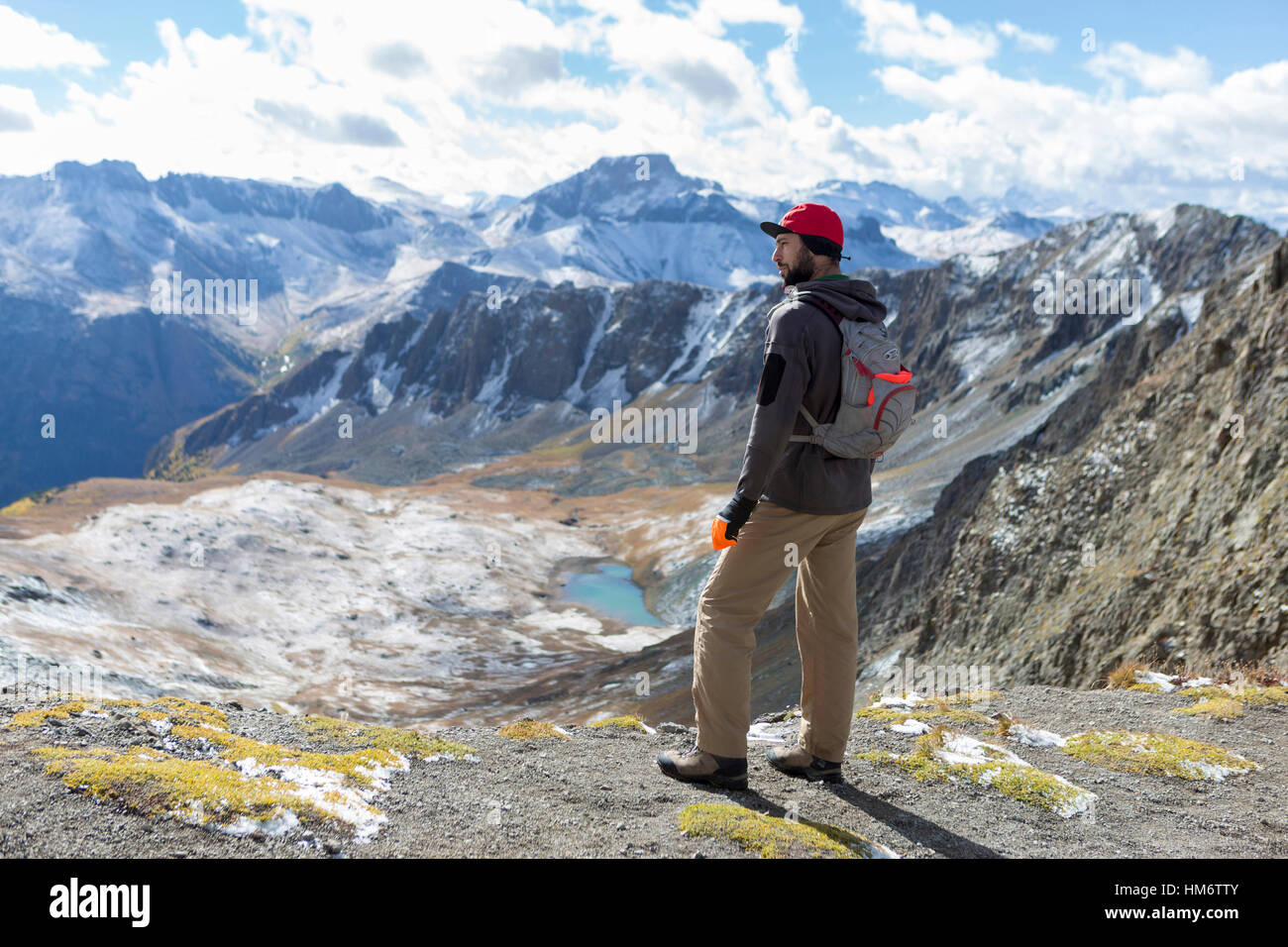 De randonneur en se tenant sur le sommet de la montagne Banque D'Images