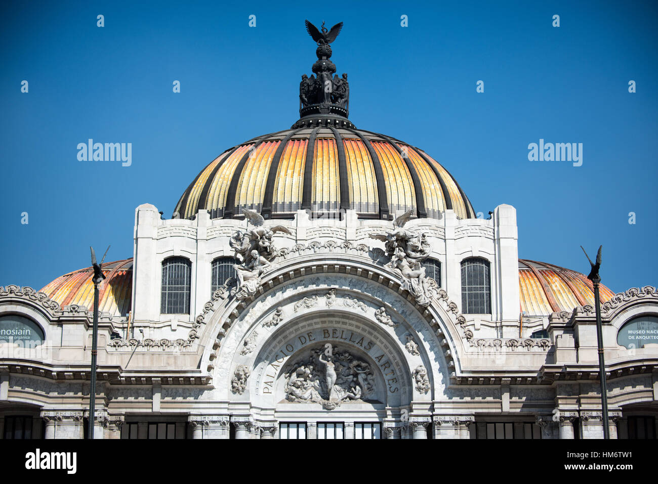 Palacio de Bellas Artes sculpture la Armonia Mexico // MEXICO CITY, MEXICO — la Armonía (harmonie), sculpture allégorique créée par le sculpteur italien Leonardo Bistolfi en 1910, occupe la position centrale du fronton du Palacio de Bellas Artes. Ce travail représente l'unification de diverses disciplines artistiques, reflétant le rôle du bâtiment en tant que centre culturel principal du Mexique. La sculpture fait partie du programme décoratif original du palais commandé pendant l'ère Porfiriato sous le président Porfirio Díaz. La composition classique de Bistolfi démontre l'artisti européen Banque D'Images
