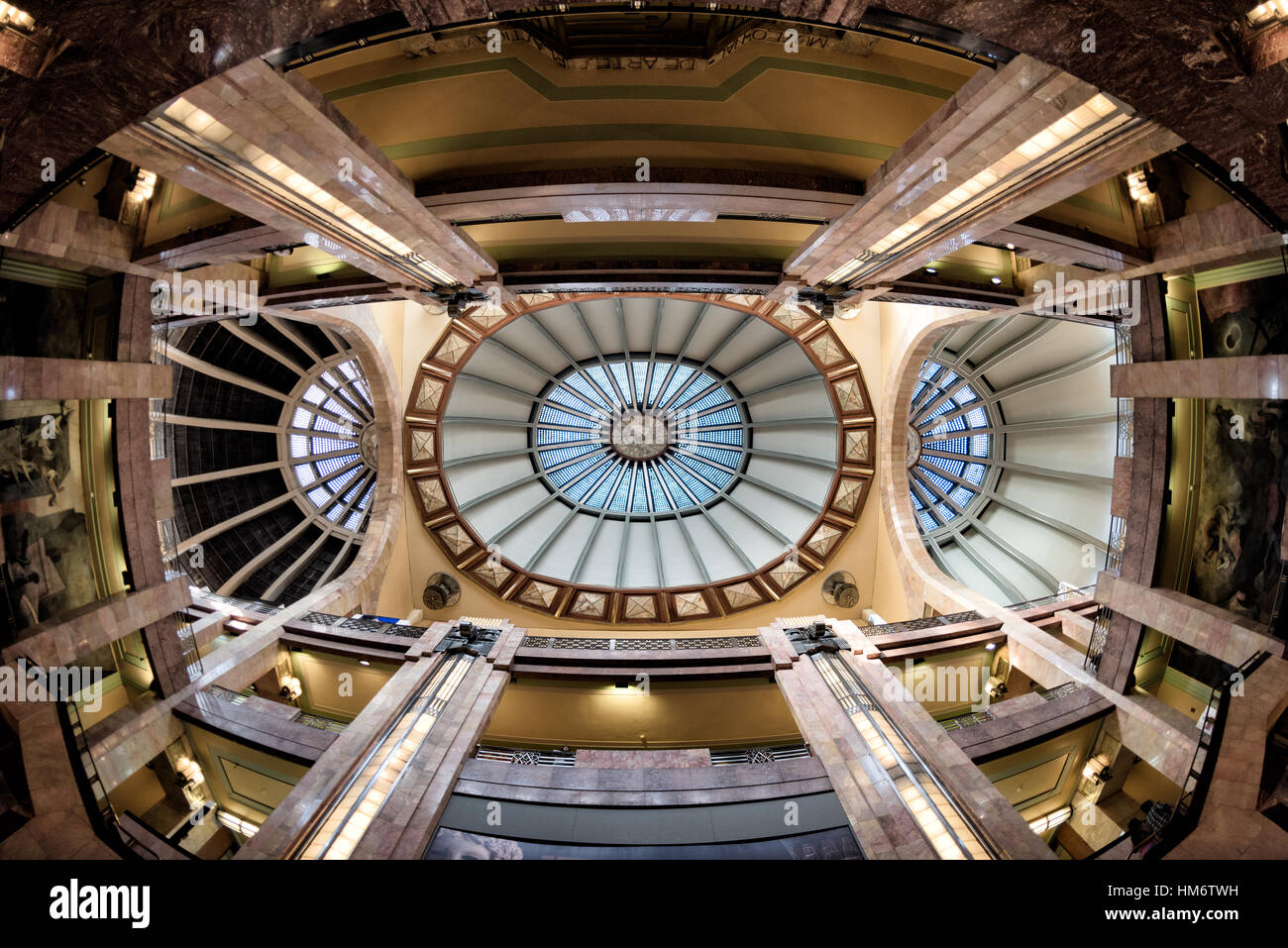 Museo del Palacio de Bellas Artes Dome Mexico // MEXICO CITY, Mexique — le hall principal du Museo del Palacio de Bellas Artes présente un plafond orné d'un dôme et des colonnes de marbre dans le premier centre culturel du Mexique. Cet espace intérieur Art déco, connu sous le nom de vestíbulo principal, présente des peintures murales d'artistes mexicains de premier plan, dont Diego Rivera, David Alfaro Siqueiros et José Clemente Orozco au niveau supérieur. Le Palacio de Bellas Artes combine des éléments extérieurs Art Nouveau avec des intérieurs Art déco, achevé en 1934 comme monument national. Le bâtiment sert de contrebas au Mexique Banque D'Images
