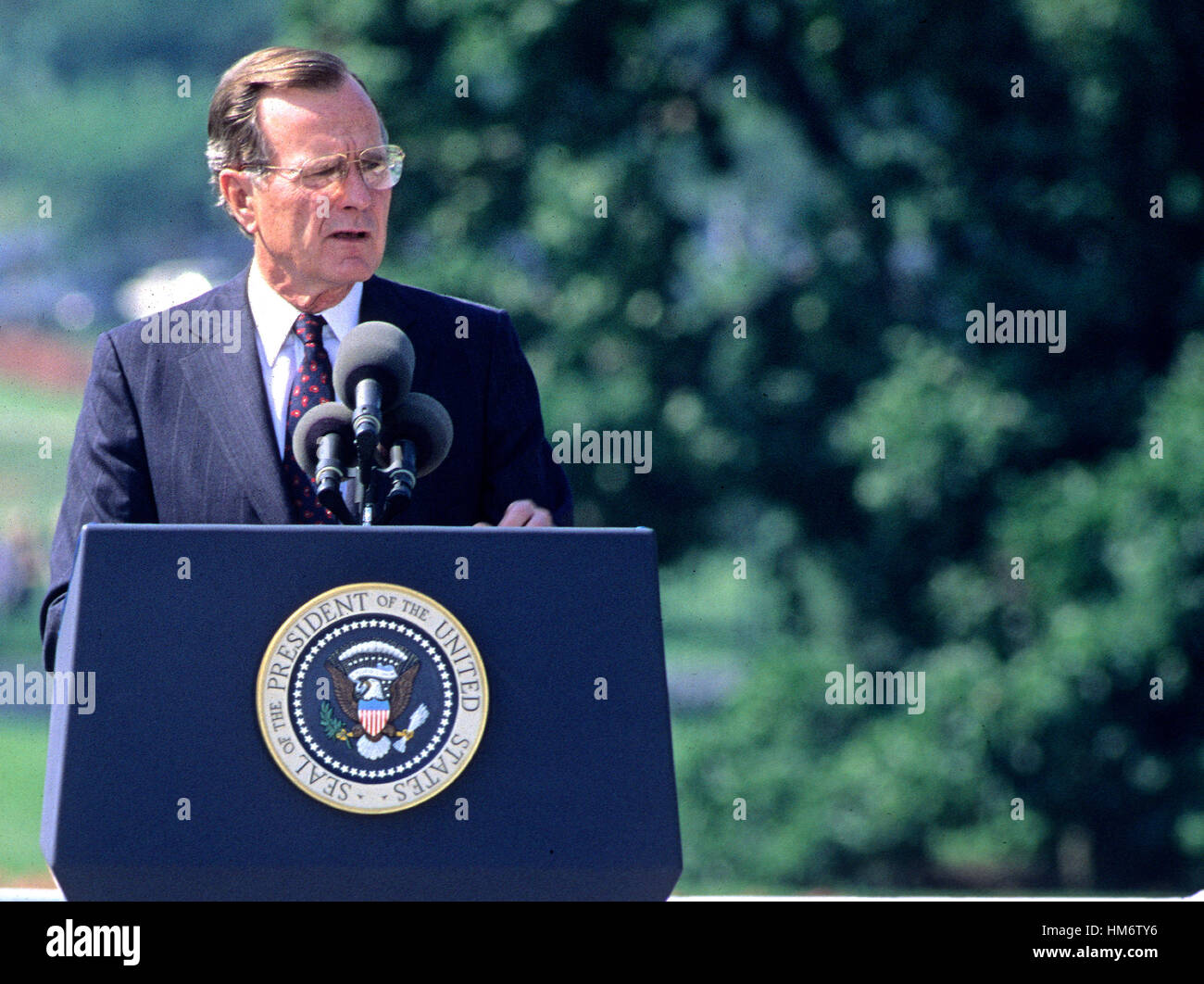 Le président des États-Unis George H. W. Bush rend commentaires avant de signer l'Americans with Disabilities Act de 1990 en loi au cours d'une cérémonie à la Maison Blanche à Washington, D.C. le 26 juillet 1990. La loi interdit de discrimination de l'employeur Banque D'Images