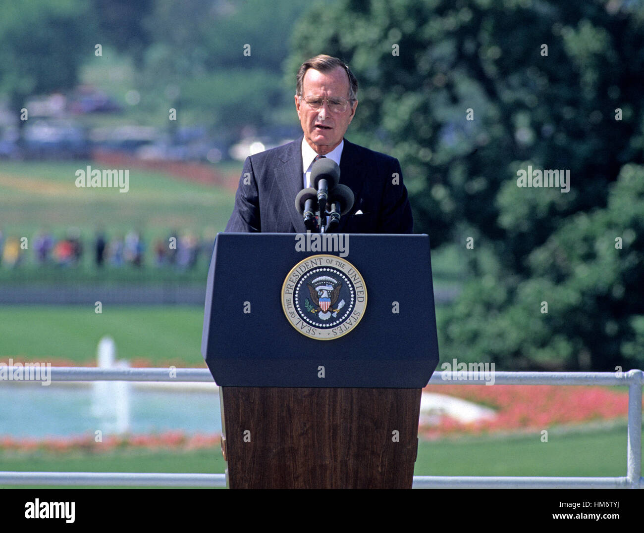 Le président des États-Unis George H. W. Bush rend commentaires avant de signer l'Americans with Disabilities Act de 1990 en loi au cours d'une cérémonie à la Maison Blanche à Washington, D.C. le 26 juillet 1990. La loi interdit de discrimination de l'employeur Banque D'Images