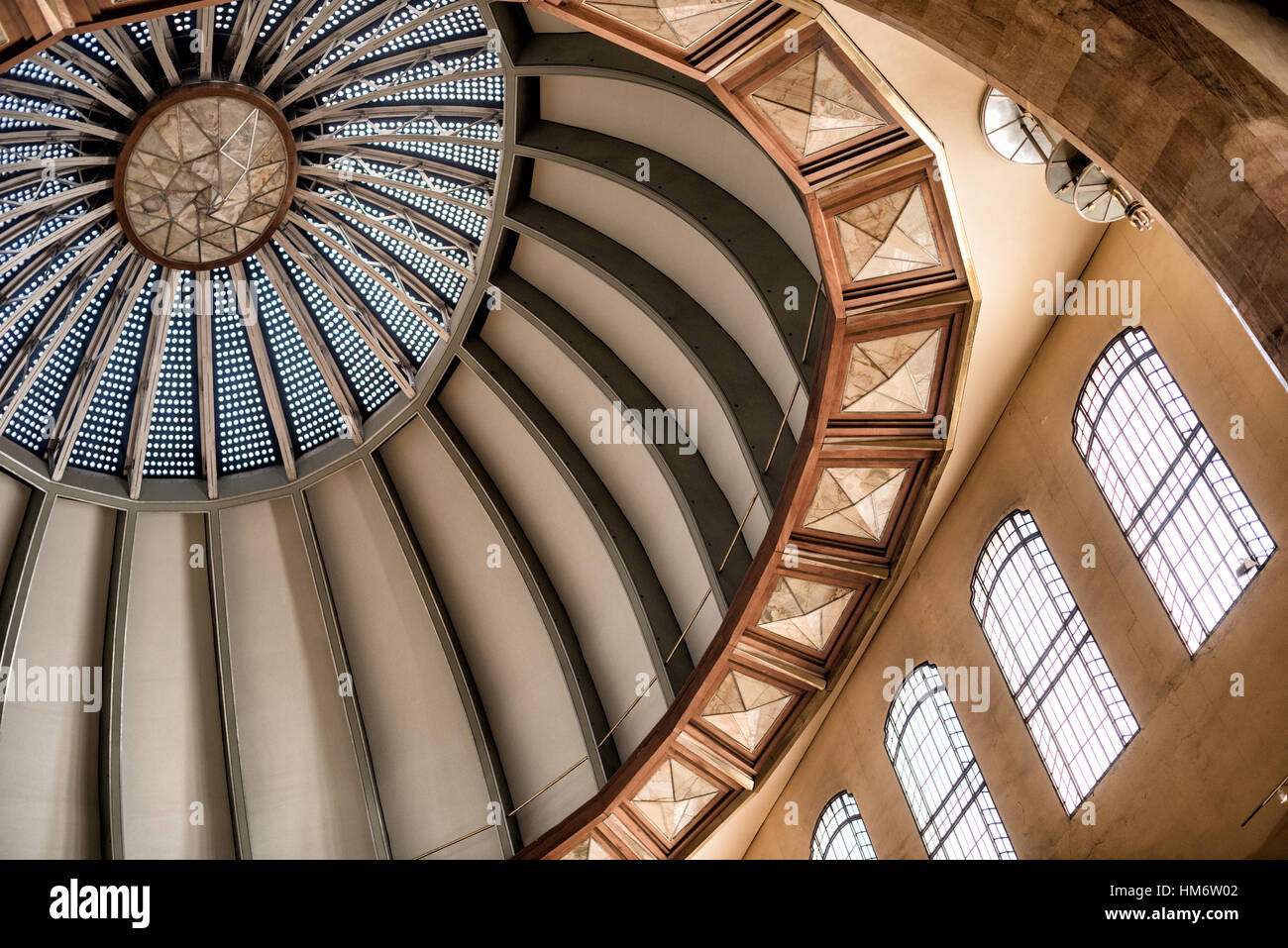 Museo Del Palacio de Bellas Artes plafond en forme de dôme Mexico // MEXICO CITY, Mexique — le hall principal du Museo del Palacio de Bellas Artes présente un plafond en forme de dôme orné et des colonnes de marbre dans le premier centre culturel du Mexique. Cet espace intérieur Art déco, connu sous le nom de vestíbulo principal, présente des peintures murales d'artistes mexicains de premier plan, dont Diego Rivera, David Alfaro Siqueiros et José Clemente Orozco au niveau supérieur. Le Palacio de Bellas Artes combine des éléments extérieurs Art Nouveau avec des intérieurs Art déco, achevé en 1934 comme monument national. Le bâtiment sert de Mexique' Banque D'Images