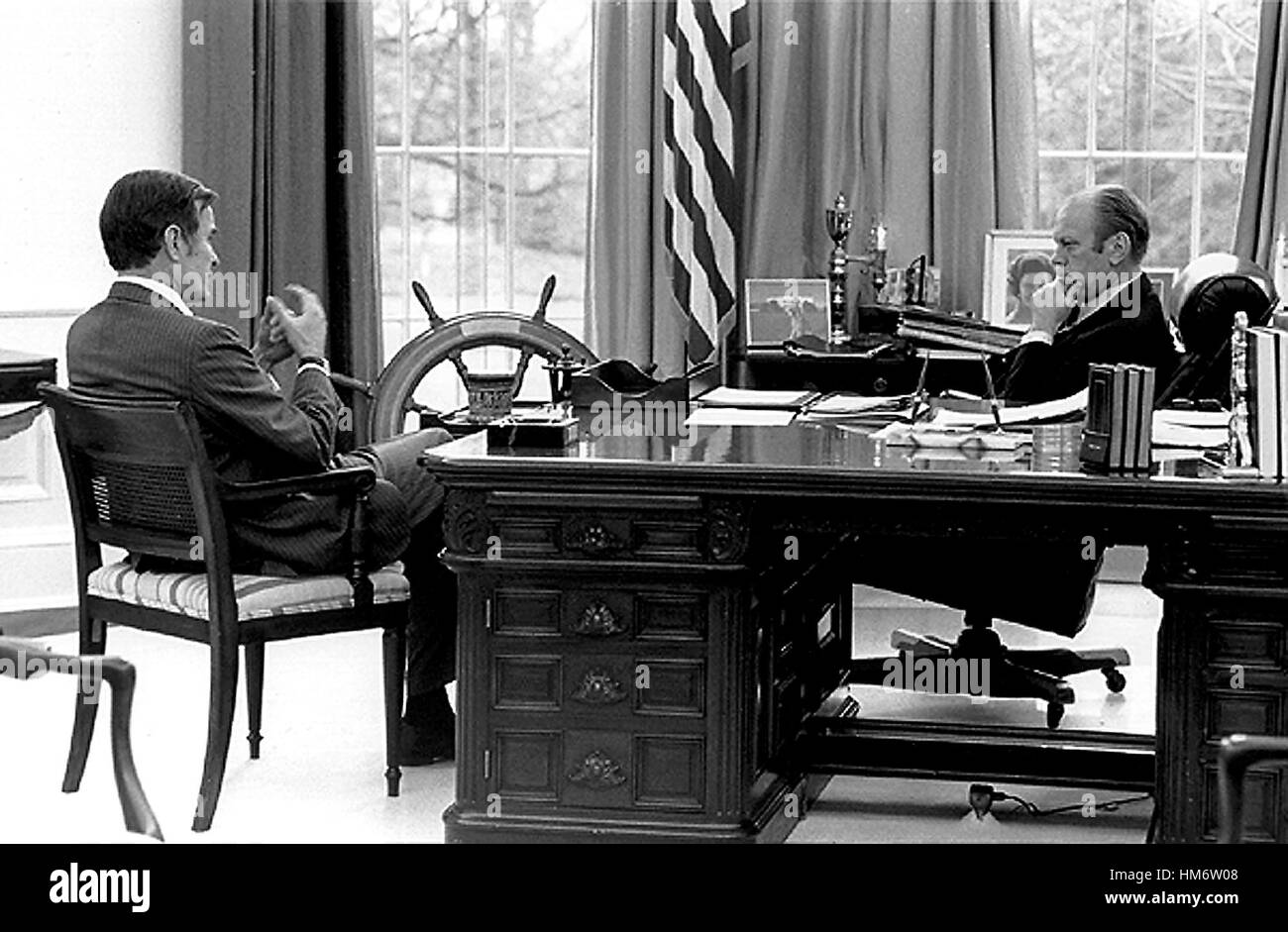 Le président des États-Unis, Gerald R. Ford se réunit avec l'Agence centrale de renseignement (C.I.A.) Directeur désigné George H. W. Bush dans le bureau ovale à la Maison Blanche, à Washington, D.C. le 17 décembre 1975. Obligatoire Banque D'Images
