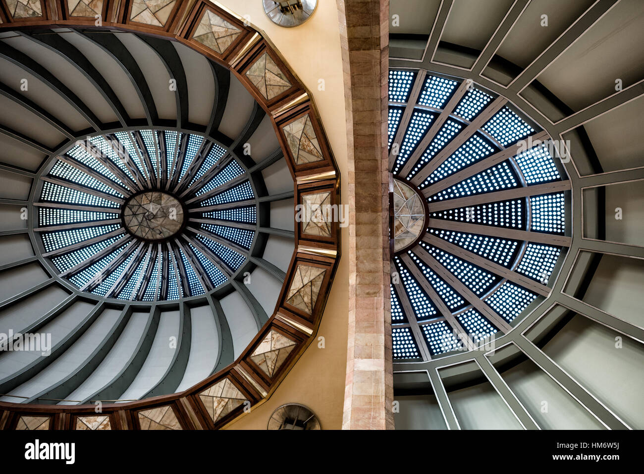 Palacio de Bellas Artes Dôme en vitrail Mexico // MEXICO CITY, Mexique — le Palacio de Bellas Artes est le premier centre culturel et lieu de spectacle du Mexique. Le bâtiment combine des éléments extérieurs Art Nouveau avec des intérieurs Art déco, avec des colonnes de marbre et des coupoles ornées d'un dôme. Achevé en 1934, ce monument national accueille de grandes expositions, des spectacles d'opéra, de danse et de théâtre. La salle montrée sur votre photo est le hall du Museo del Palacio de Bellas Artes, spécifiquement situé sous le dôme de vitraux principal dans l'intérieur Art déco du Palacio de Bellas A. Banque D'Images