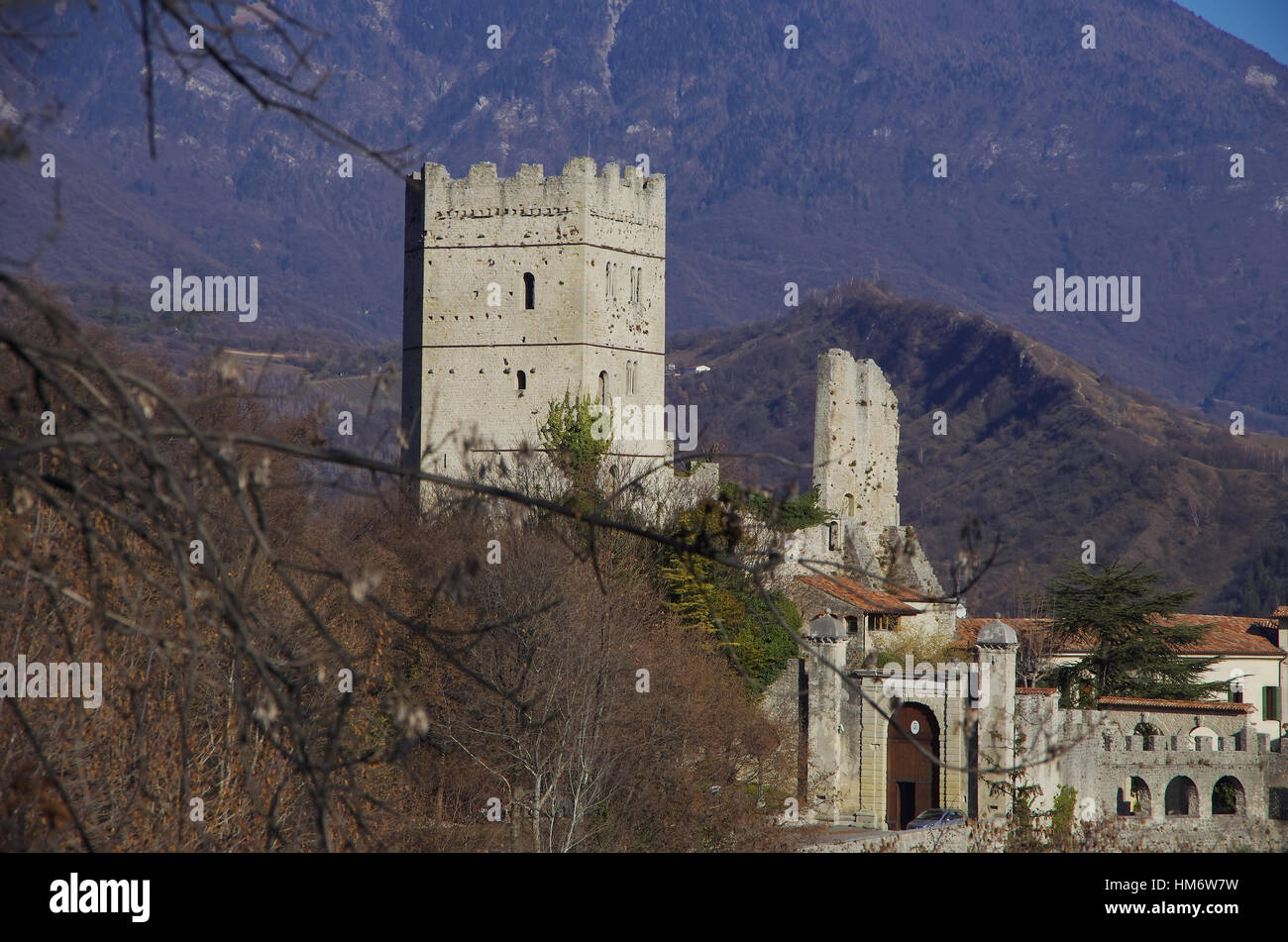 Ce château est la maison de l'évêque de Vittorio Veneto depuis l'époque médiévale, lorsque l'évêque était le seigneur de toutes les collines environnantes. Albino Luc Banque D'Images