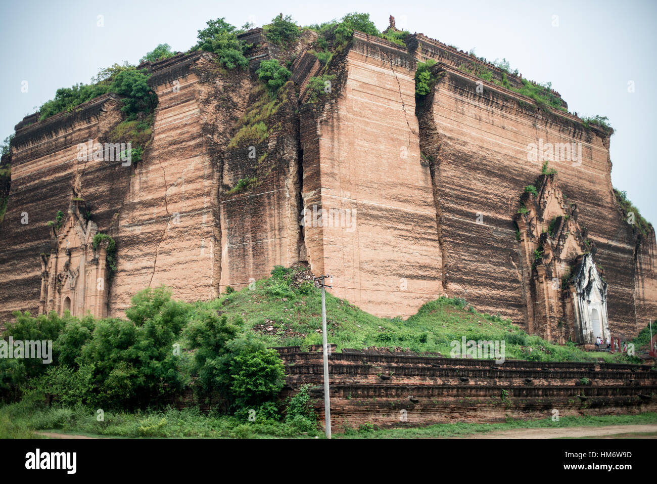 MINGUN Mingun Pahtodawgyi, Myanmar -, également connu sous le nom de la pagode inachevée de Mingun, a été commandé par le roi Bodawpaya en 1790. La structure actuelle est à 50 mètres de hauteur ; les plans d'atteindre une hauteur totale de 150 mètres une fois rempli. La structure est solide et entièrement construite de briques. Un earthquaker en mars 1839 tore de grandes fissures dans la structure. Banque D'Images