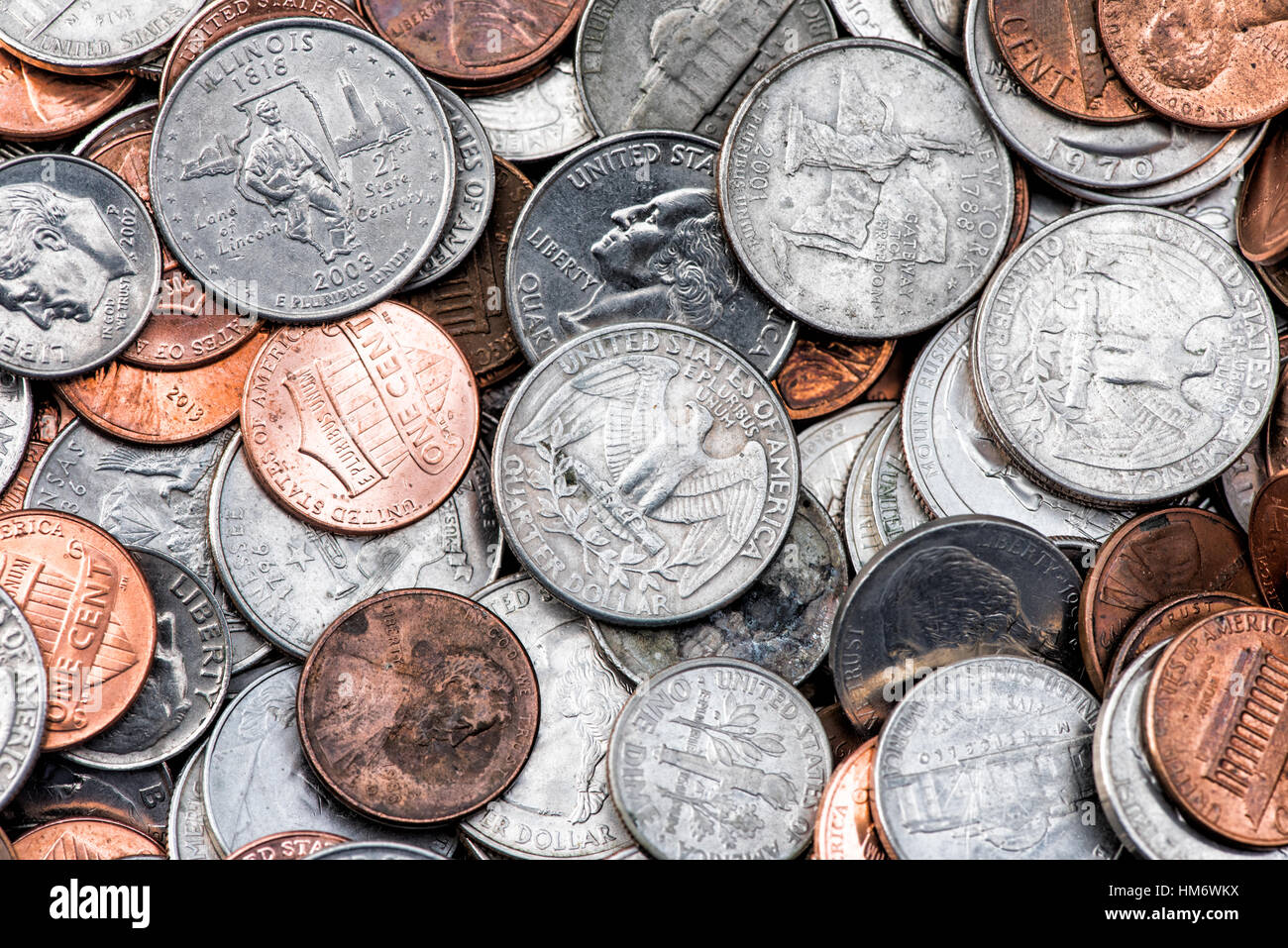 American coins pile Pennies nickel dix quarts États-Unis // ÉTATS-UNIS — Une pile dispersée de pièces de monnaie américaines comprenant des quarts, des dimes, des nickels et des pennies montre la variété des pièces de monnaie américaines en circulation. Les quarts (25¢) présentent leur bord rodé distinctif et leur composition en cupronickel argenté, tandis que les plus petits dimes (10¢) partagent la même coloration mais n'ont pas le bord rodé. Les pièces cuivrées (1¢) contrastent avec les pièces plus grandes de cinq cents de couleur nickel, créant un éventail varié de dénominations qui représentent un changement de poche typique dans le commer quotidien américain Banque D'Images