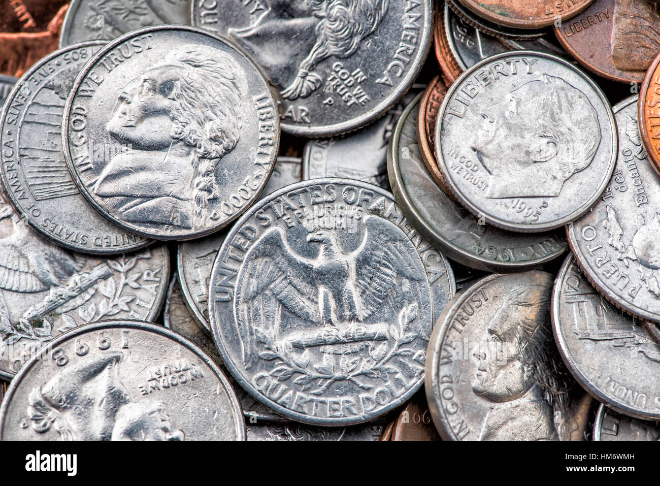 Pièces de monnaie américaine pile Quarters Dimes Nickels Pennies // Une pile de pièces de monnaie américaine, y compris des quartiers, des dimes, des nickels et des pennies. Banque D'Images