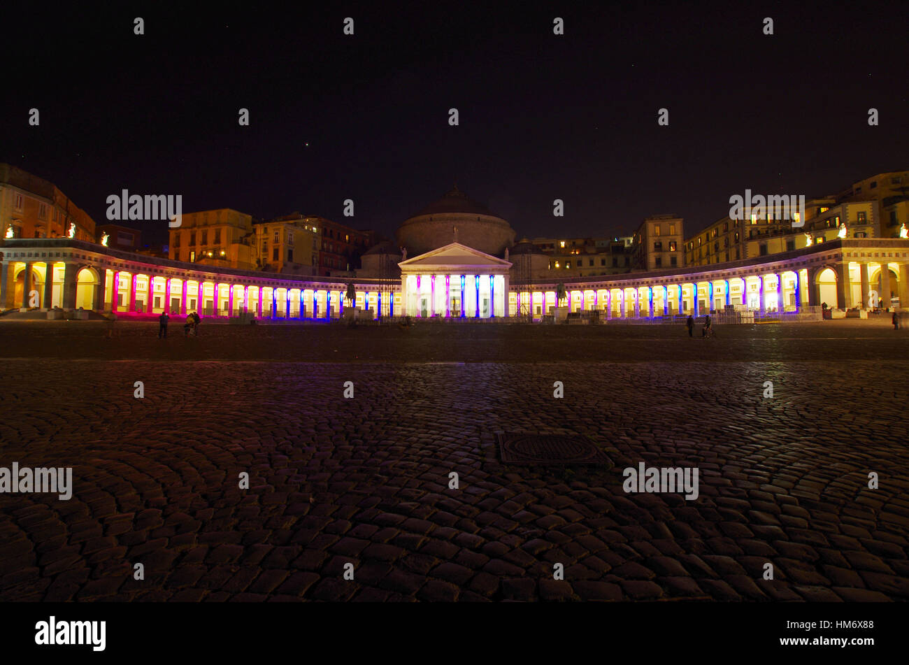 NAPLES,IL - 26 décembre 2016 - Vue de la Piazza del Plebiscito, la nuit, avec des spectacles de lumière. Banque D'Images