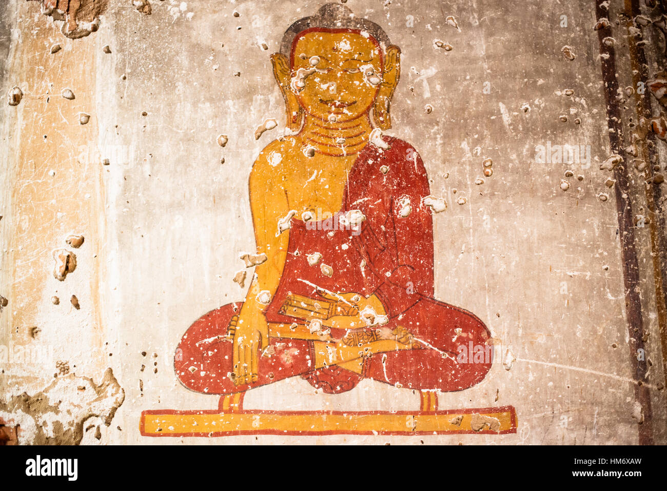 Fresques murales du temple Bagan Myanmar // BAGAN, Myanmar — des fresques colorées ornent le mur intérieur d'un temple à Bagan, l'un des sites archéologiques les plus importants du Myanmar. Ces anciennes peintures bouddhistes représentent généralement des scènes religieuses, des contes de Jataka et des images spirituelles qui décorent les intérieurs des temples depuis des siècles. Bagan, situé dans le centre du Myanmar le long de la rivière Ayeyarwady (également connue sous le nom d'Irrawaddy), contient des milliers de pagodes et de temples datant principalement du XIe au XIIIe siècle. Le site a servi de capitale au Royaume païen et représente l'un des WO Banque D'Images