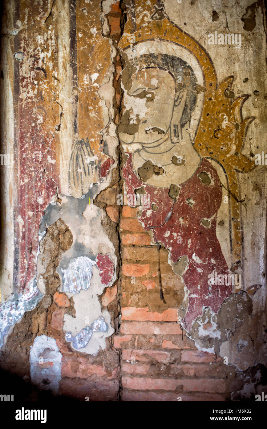 Fresques du temple Bagan peinture murale Bagan Myanmar // BAGAN, Myanmar — des fresques colorées ornent le mur intérieur d'un temple à Bagan, l'un des sites archéologiques les plus importants du Myanmar. Ces anciennes peintures bouddhistes représentent généralement des scènes religieuses, des contes de Jataka et des images spirituelles qui décorent les intérieurs des temples depuis des siècles. Bagan, situé dans le centre du Myanmar le long de la rivière Ayeyarwady (également connue sous le nom d'Irrawaddy), contient des milliers de pagodes et de temples datant principalement du XIe au XIIIe siècle. Le site a servi de capitale au Royaume païen et représente l'un des Banque D'Images