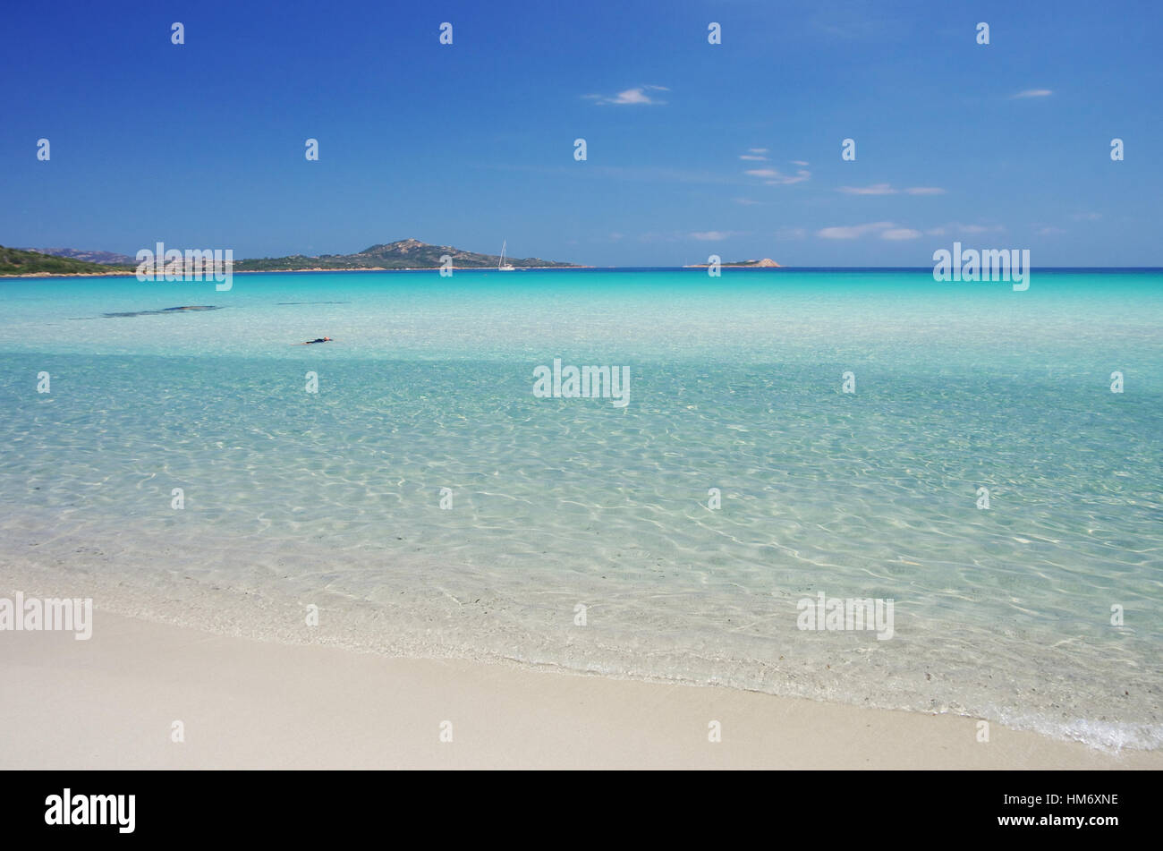 L'eau turquoise de la mer de Sardaigne attire des millions de touristes chaque été. Banque D'Images