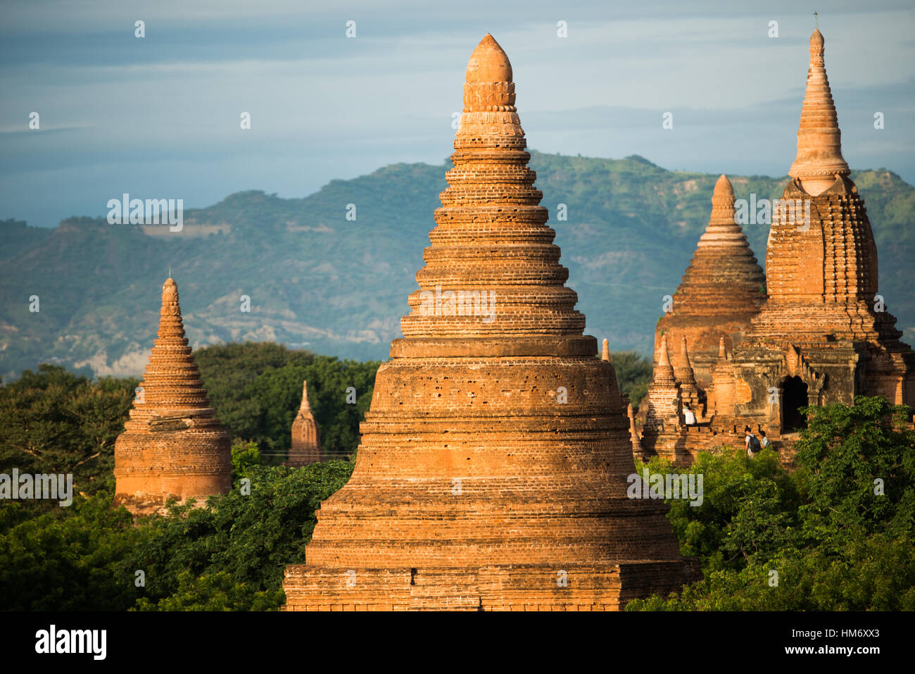 Temples et pagodes de Bagan, région de Mandalay, Myanmar | BAGAN, Myanmar — Les temples et pagodes de la plaine de Bagan s'étendent vers les collines Chin dans cette vue depuis la région de Mandalay au Myanmar. Le royaume de Pagan, qui a prospéré environ du IXe au XIIIe siècle, a construit bien plus de 10 000 monuments religieux ici, une campagne qui a laissé des milliers de structures survivantes aujourd'hui le long de la rive est du fleuve Irrawaddy. Banque D'Images
