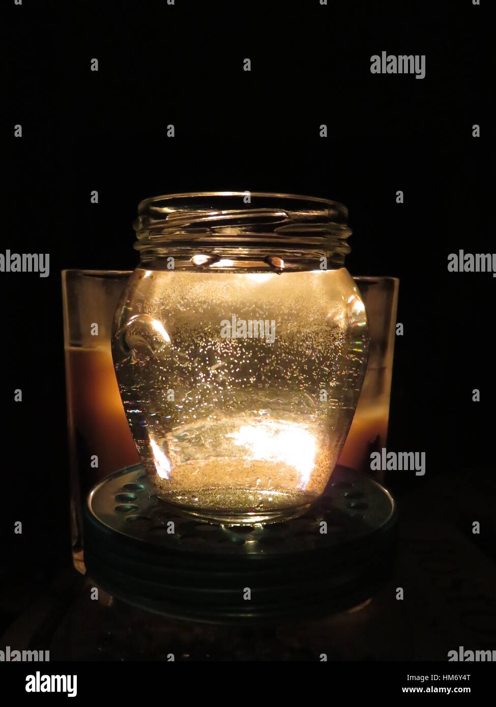Clair-obscur avec de l'eau et de bougies Banque D'Images
