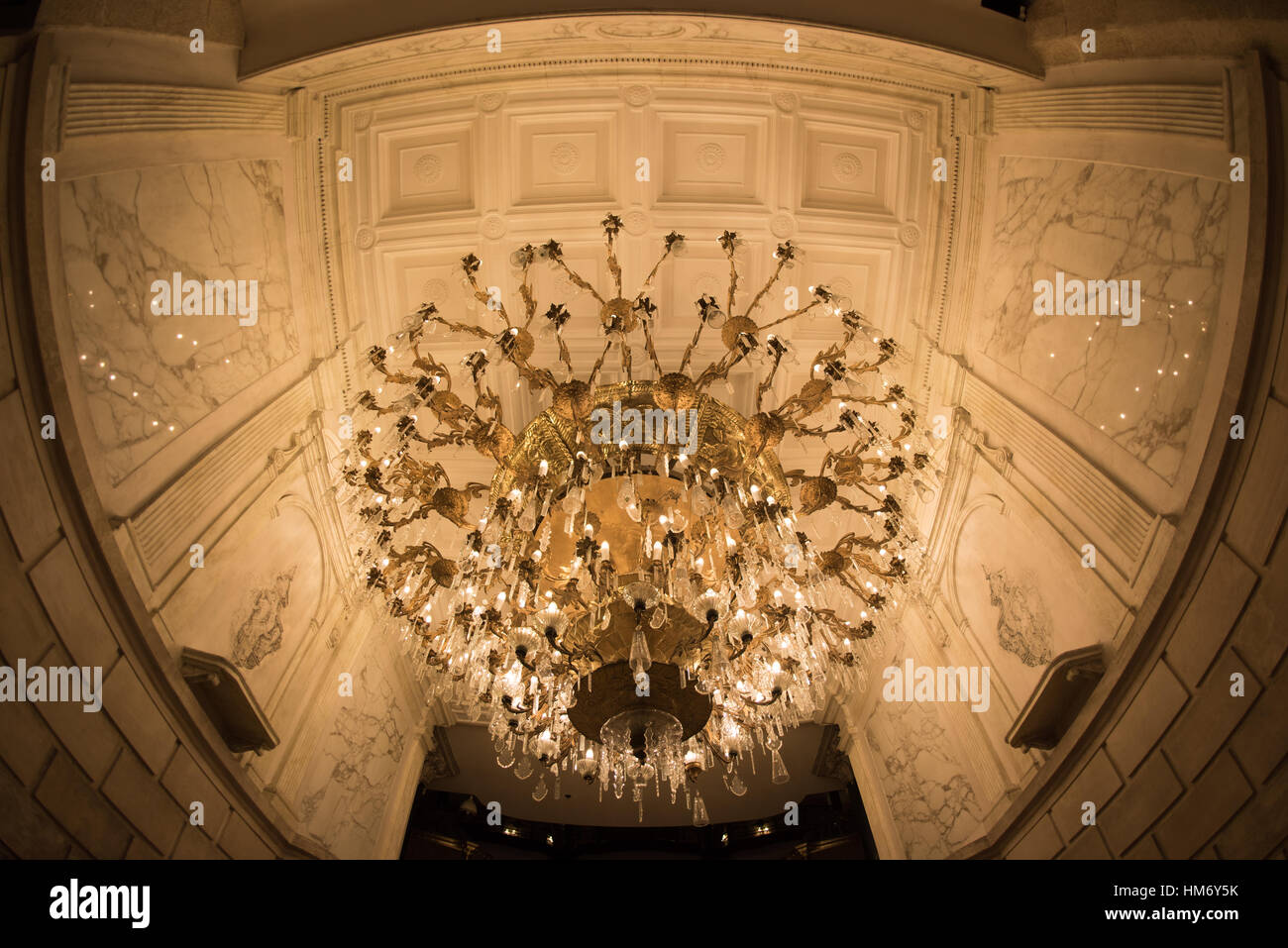 MEXICO, Mexique — l'intérieur somptueux du Gran Hotel de la Ciudad de Mexico, un joyau architectural au cœur de la ville. Connu pour son magnifique plafond en vitraux Tiffany et son style Art Nouveau, il témoigne du riche patrimoine culturel et architectural du Mexique. Banque D'Images