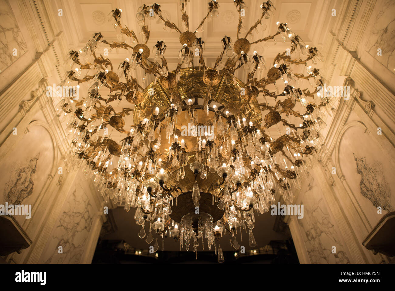 MEXICO, Mexique — l'intérieur somptueux du Gran Hotel de la Ciudad de Mexico, un joyau architectural au cœur de la ville. Connu pour son magnifique plafond en vitraux Tiffany et son style Art Nouveau, il témoigne du riche patrimoine culturel et architectural du Mexique. Banque D'Images