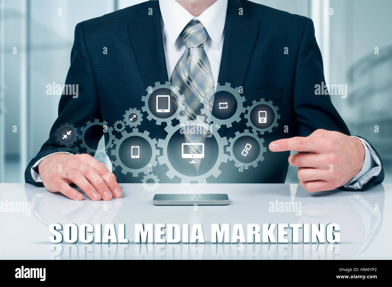 Le commerce, la technologie, internet et réseau concept. SMM - Social Media Marketing sur l'écran virtuel. Banque D'Images