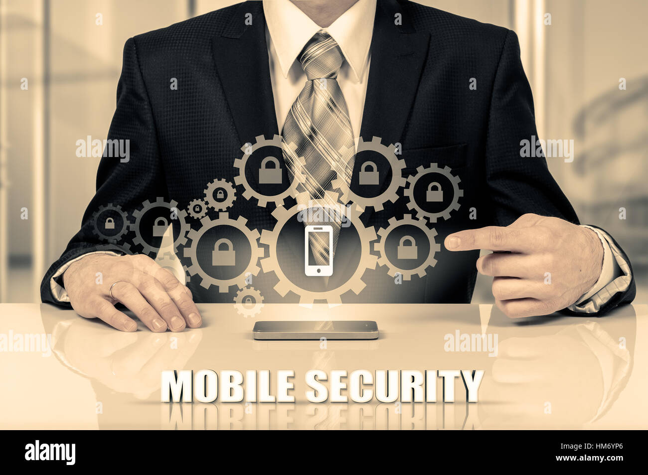 Concept d'affaires, homme d'affaires avec le smartphone. Technologie de connexion dans le monde entier. La sécurité mobile. Banque D'Images