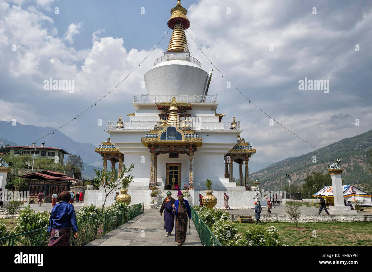 Les touristes et les Bhoutanais se rassemblent autour du National Memorial Chorten situé à Thimphu, Bhoutan pour la prière et la bénédiction, Banque D'Images