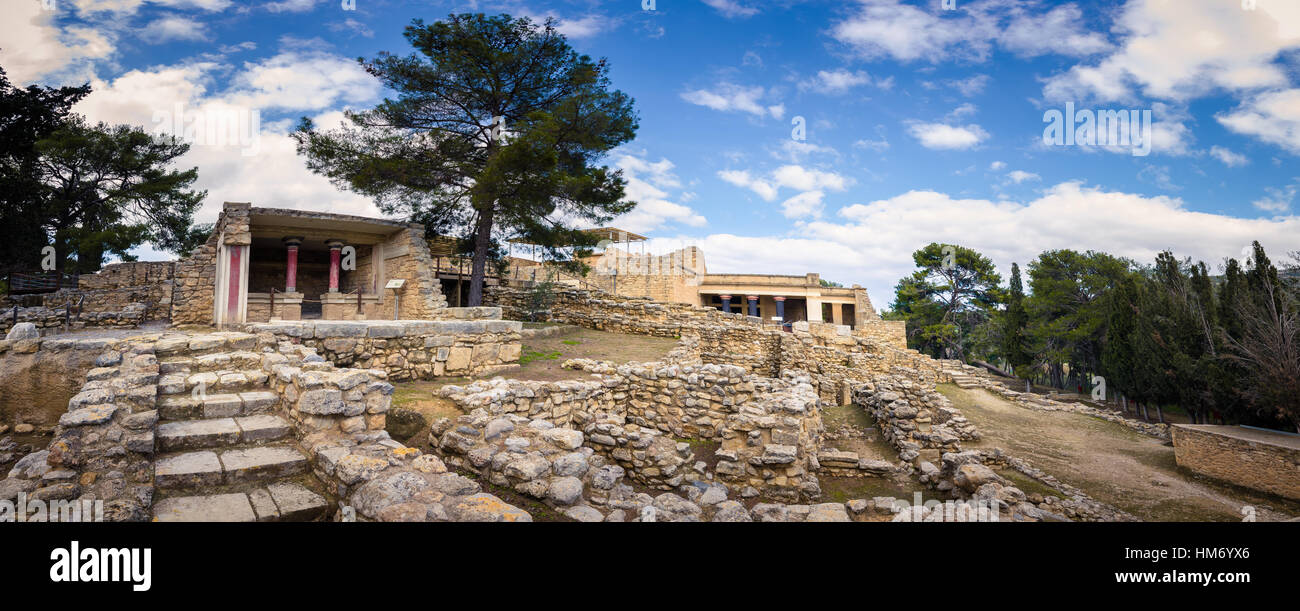 Magazines pour l'alimentation et du vin pour la cour royale minoen au palais de Knossos avec l'emblème de cornes de minotaure à l'arrière-plan, près de Héraklion, je Banque D'Images