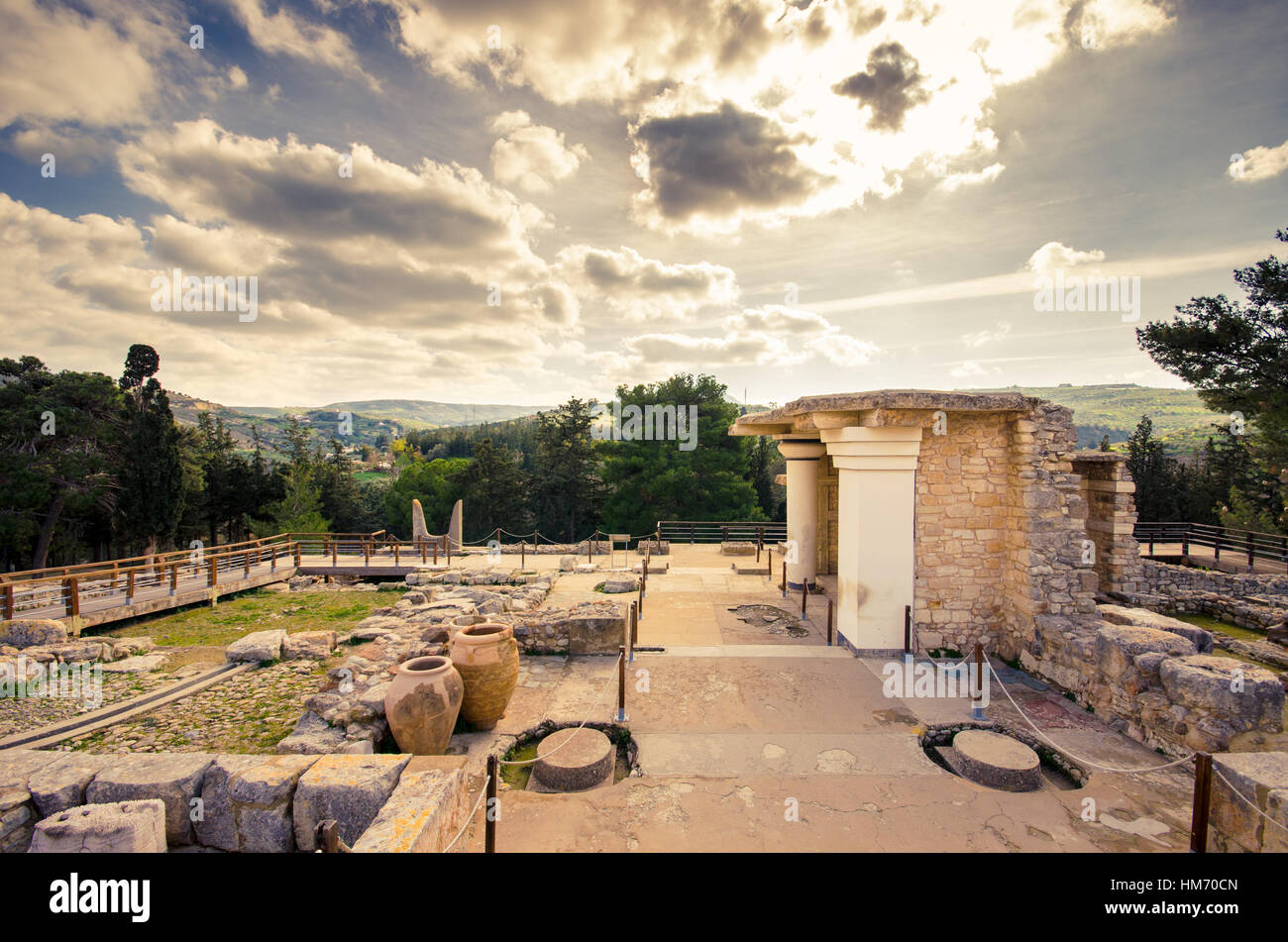 Magazines pour l'alimentation et du vin pour la cour royale minoen au palais de Knossos avec l'emblème de cornes de minotaure à l'arrière-plan, près de Héraklion, je Banque D'Images
