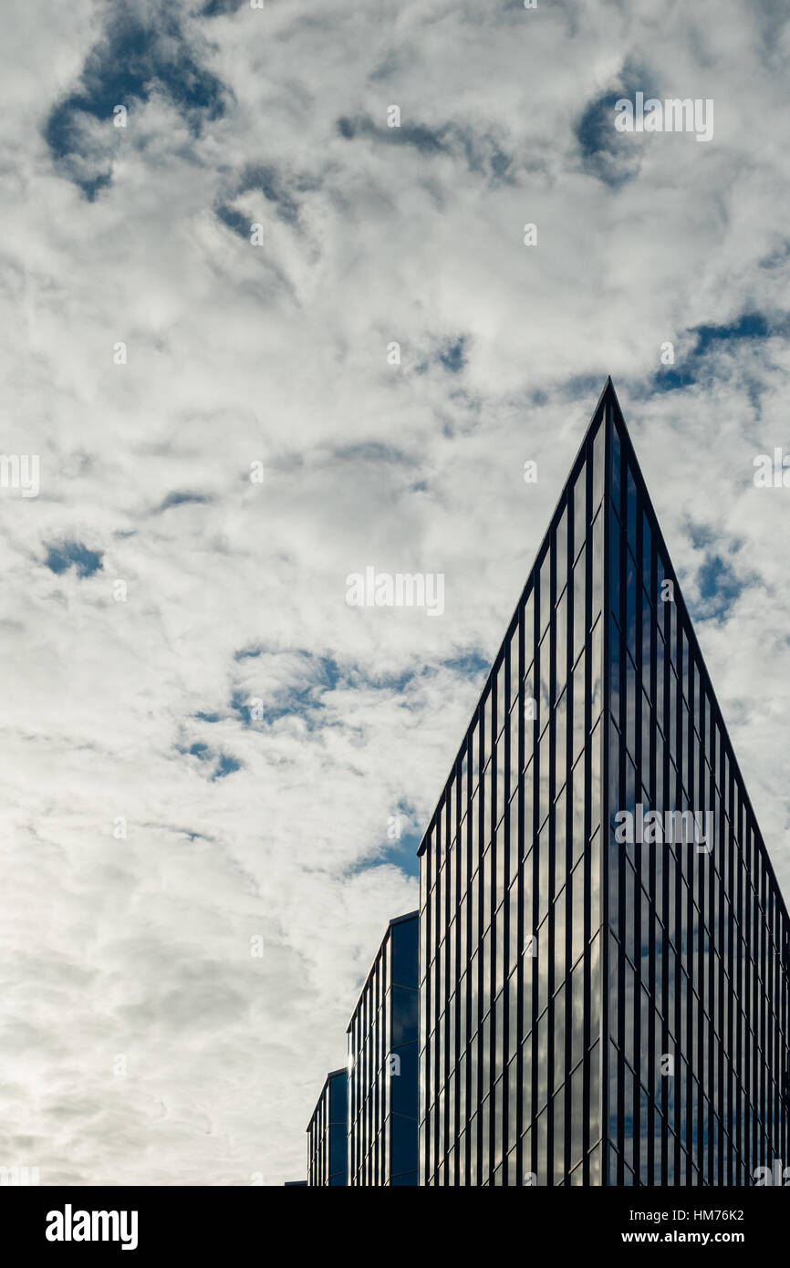 Entreprise moderne d'extérieur de bâtiment contre nuages merveilleux Banque D'Images