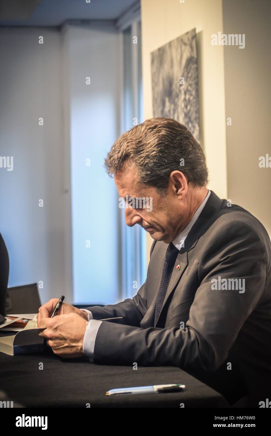 La signature de Nicolas Sarkozy son livre ' France pour la vie Photo Stock  - Alamy