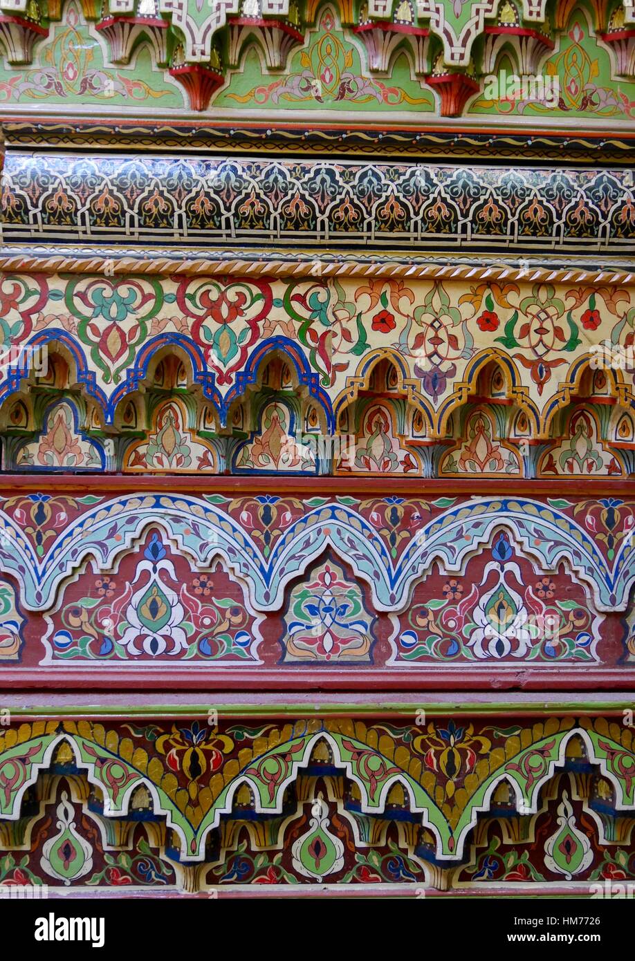 Close up de détail de riches motifs traditionnels multicolores mobilier marocain peint à la main Banque D'Images