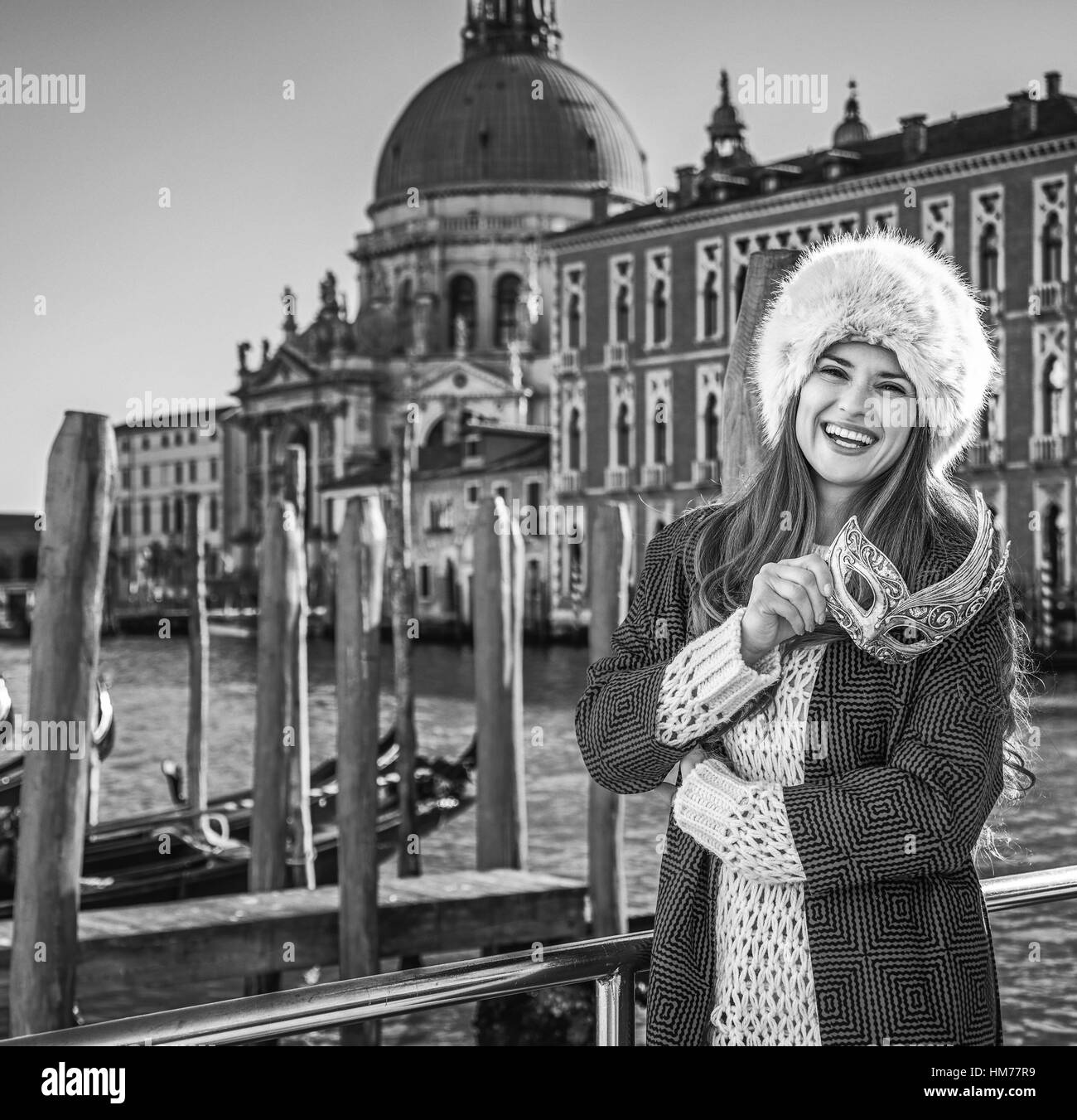 Un autre monde de vacances. Portrait of happy elegant woman in fur hat à Venise, Italie avec masque de Venise Banque D'Images