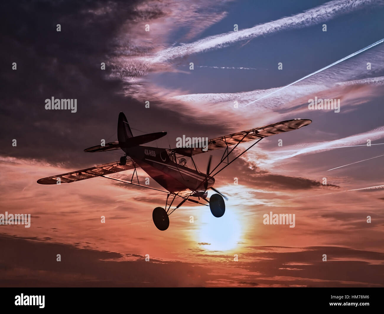 Petit avion, un Piper Cub, survolant Banque D'Images