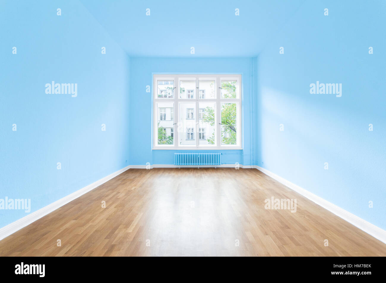 Appartement chambre vide , murs de couleur bleu ciel Banque D'Images