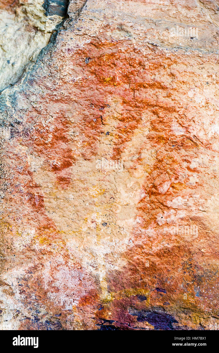 Une ancienne image d'une main humaine stencil peints dans une galerie d'art rupestre aborigène. Banque D'Images