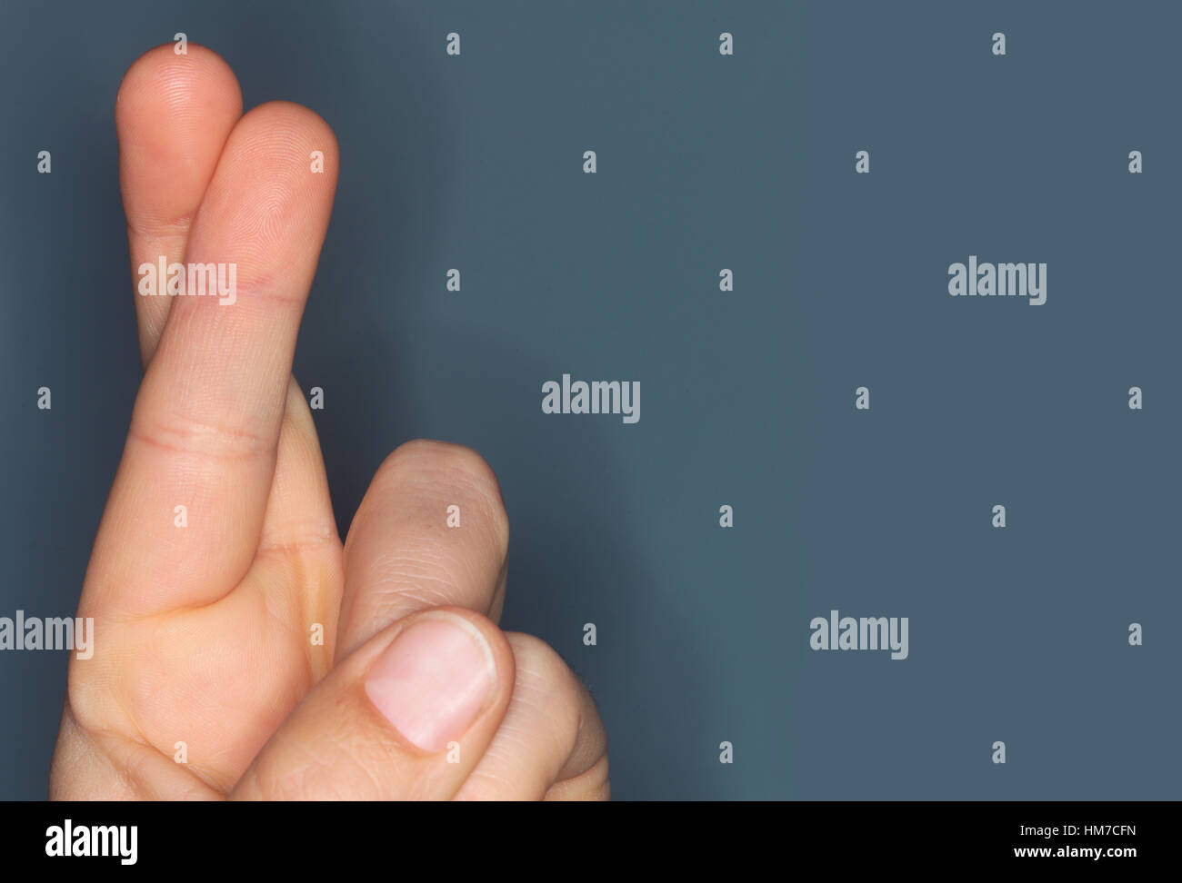 Close-up de la main avec les doigts croisés Banque D'Images